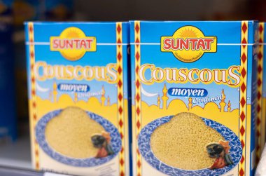 Suntat kuskus kutularından oluşan üst üste dizilmiş bir düzenleme, Akdeniz mutfak kökleri ve canlı ambalajı vurgulanıyor. - FRANKFURT, Almanya - 21 Mart 2025