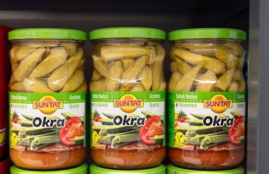 Bir kavanoz Suntat bamyası bir market rafında duruyor, ürünün tazeliğini gözler önüne seriyor ve sağlık açısından bilinçli tercihlere hitap ediyor. - FRANKFURT, Almanya - 21 Mart 2025