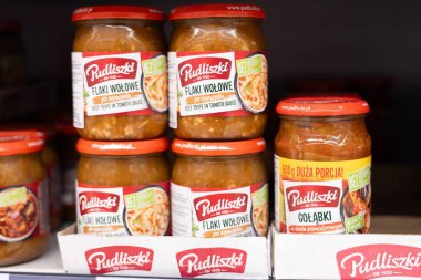 Pudliszki kavanozlarının bir portresi. İçinde geleneksel et yemekleri var. Görünürlük için bir marketin rafında zarif bir şekilde sıralanmış. - FRANKFURT, Almanya - 21 Mart 2025