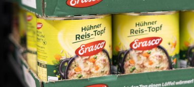 Erasco 'nun Huehner Reis-Topf konserve yiyeceği, hazır ve hazır bir tavuk ve pirinç yemeği sunuyor, hızlı yemek için ideal. - FRANKFURT, Almanya - 21 Mart 2025