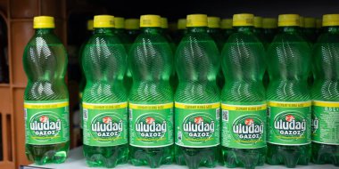 Bu resimde içecek pazarında popüler olan parlak bir tasarımı sergileyen Uludağ Gazoz şişeleri yer alıyor. - FRANKFURT, Almanya - 21 Mart 2025