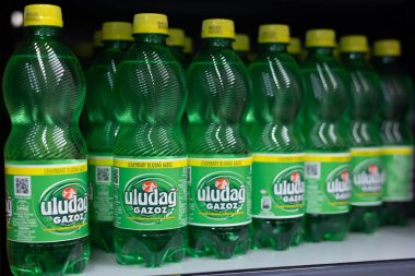 Bu resimde içecek pazarında popüler olan parlak bir tasarımı sergileyen Uludağ Gazoz şişeleri yer alıyor. - FRANKFURT, Almanya - 21 Mart 2025