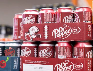 Dr Pepper meşrubatının çarpıcı bir sunumu eşsiz markalaşma ve ferahlatıcı içecek cazibesini vurgulayabilir. - FRANKFURT, Almanya - 21 Mart 2025