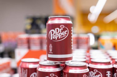 Dr Pepper meşrubatının çarpıcı bir sunumu eşsiz markalaşma ve ferahlatıcı içecek cazibesini vurgulayabilir. - FRANKFURT, Almanya - 21 Mart 2025