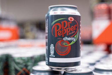 Bir kutu Dr Pepper Cherry, belirgin bir şekilde vişne aromalı, koyu renkli tasarımı ile vurgulanmış. - FRANKFURT, Almanya - 21 Mart 2025