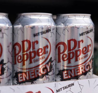Markanın eşsiz lezzetini ve çekiciliğini gösteren çarpıcı bir tasarıma sahip canlı bir Dr. Pepper enerji içeceği kutusu gösterisi. - FRANKFURT, Almanya - 21 Mart 2025