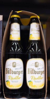 Özenle paketlenmiş iki paket Bitburger Radler şişesi. İçeceklerin paylaşım ve keyif alma cazibesini yansıtıyor. - FRANKFURT, Almanya - 21 Mart 2025