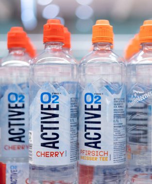 Bir dizi aktif oksijen çeşnili su şişesi mevcut olan ferahlatıcı çeşitliliği ve sağlık bilinçli seçenekleri vurguluyor. - FRANKFURT, Almanya - 21 Mart 2025