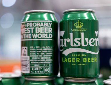 Seyyar bir ortamda kaliteyi ve geleneği simgeleyen canlı bir Carlsberg bira kutusu yığını, bira meraklılarına hizmet veriyor. - FRANKFURT, Almanya - 21 Mart 2025