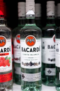 Yakın plan Bacardi 's Carta Blanca romu. Özel şişe ve etiketini vurguluyor. Klasik kokteyller ve mikserler için harika. - FRANKFURT, Almanya - 21 Mart 2025