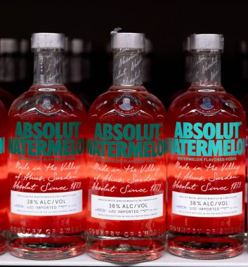 Absolut Karpuz aromalı votka şişelerinin canlı bir gösterisi eşsiz tasarımlarını ve çarpıcı renklerini gözler önüne seriyor. - FRANKFURT, Almanya - 21 Mart 2025