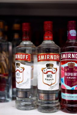 Smirnoff votka şişelerinin çarpıcı bir düzenlemesi, markaların ayırt edici ambalajlarını vurguluyor ve kokteyl meraklılarına hitap ediyor. - FRANKFURT, Almanya - 21 Mart 2025