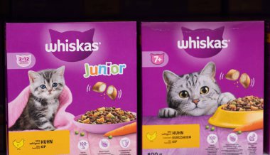 Bu resimde Whiskas kedi maması sergileniyor, farklı kedi ihtiyaçları için hem küçük hem de büyük seçenekler vurgulanıyor. - FRANKFURT, Almanya - 21 Mart 2025