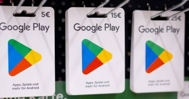 Android aygıtlarında uygulama ve oyun alımları için ideal, farklı değerleri gösteren, canlı bir Google Play hediye kartı görüntüsü. - FRANKFURT, Almanya - 21 Mart 2025