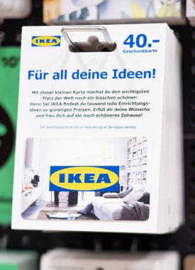 Modern yaşam için sürdürülebilir ve yenilikçi fikirlerin yer aldığı ev geliştirme amaçlı bir IKEA hediye kartı. - FRANKFURT, Almanya - 21 Mart 2025