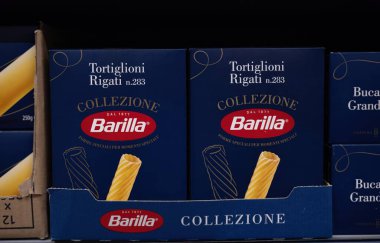 Düzenli bir Barilla makarna kutusu gösterisi, çeşitli lezzetli makarna yemekleri pişirmek için mükemmel klasik bir İtalyan malzemesi sunuluyor mutfak geleneği sergileniyor. - FRANKFURT, Almanya - 21 Mart 2025