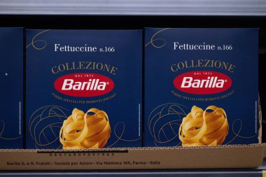 Barilla Fettuccine makarna kutularından oluşan organize bir gösteri, çeşitli lezzetli makarna yemekleri pişirmek için mükemmel bir İtalyan malzemesi sunuyor. - FRANKFURT, Almanya - 21 Mart 2025