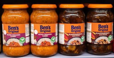 Ben 'in orijinal köri sosu kavanozuna yakın çekim. Lezzetli yemekler hazırlamanın hızlı ve basit bir yolunu vaadeden bir ürün. Herhangi bir yemeğin tadını zahmetsizce arttırıyor. - FRANKFURT, Almanya - 21 Mart 2025