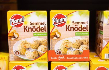 Pfranni 'nin patates köfteleri bu resimde zarif bir şekilde sunuluyor, rahatlatıcı yemek ve Alman mutfağının özünü yakalıyor. - FRANKFURT, Almanya - 21 Mart 2025