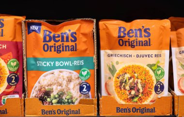 Bu resimde Ben 'in orijinal Meksika pirinç ambalajı, canlı tasarımı ve Meksika mutfağının baştan çıkarıcı lezzetleri yer almaktadır. - FRANKFURT, Almanya - 21 Mart 2025