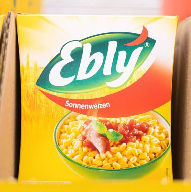 Ebly Sonnenweizen ürünü, sağlıklı yiyecekler için besleyici ve kullanışlı bir seçenek sunarak güneşin öptüğü tahılı ön plana çıkarıyor. - FRANKFURT, Almanya - 21 Mart 2025