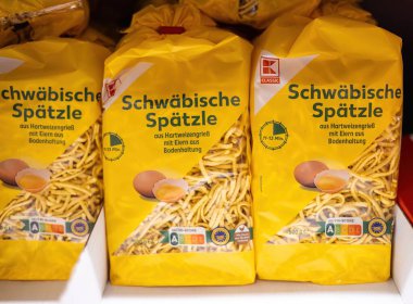 Bu resimde Schwaebische Spaetzle paketleri var, geleneksel Alman erişteleri, göz alıcı parlak sarı ambalajlarla sergileniyor. - FRANKFURT, Almanya - 21 Mart 2025