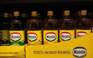 Görüntü, Mazola 'nın saf kanola yağı şişelerinin temel yemek pişirme kalitesini ve sağlığını vurgulayan bir görüntüsünü gösteriyor. - FRANKFURT, Almanya - 21 Mart 2025