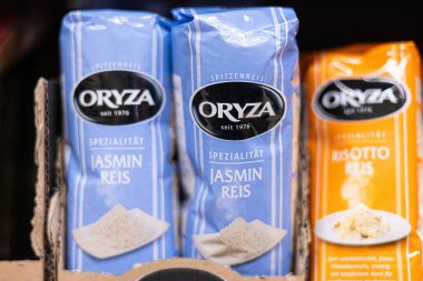 Bu resimde Oryza markasını gösteren, Yasemin pirinç ürününün altını çizen, tüketiciler için tazelik ve kalite taşıyan iki pirinç paketi yer alıyor. - FRANKFURT, Almanya - 21 Mart 2025