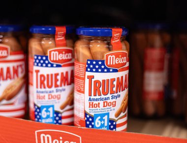 Bir markette belirgin bir şekilde sergilenen Amerikan tarzı sosisli kavanozu kolaylık ve kolay yemek zevkini ön plana çıkarıyor. - FRANKFURT, Almanya - 21 Mart 2025