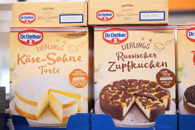 Kaese-Sahne Torte ve Zupfkuchen 'in aşçılık meraklıları için yer aldığı Dr. Oetker kek karışımlarının ilgi çekici bir çeşidi. - FRANKFURT, Almanya - 21 Mart 2025