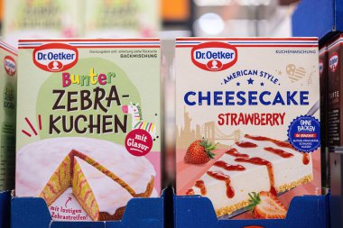 Dr. Oetker 'dan çeşitli renkli kek kutuları. Her durum için eğlenceli ve lezzetli tatlılar yaratmak için mükemmel. - FRANKFURT, Almanya - 21 Mart 2025