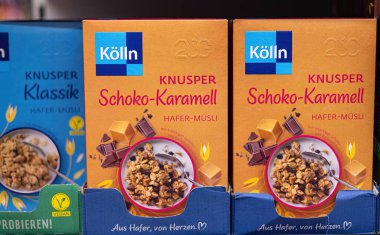 Bu resim Koelln 's Schoko-Karamell Hafer-Müsli' nin ambalajında karamel ve çikolata aromalı cazibesini gösteriyor. - FRANKFURT, Almanya - 21 Mart 2025
