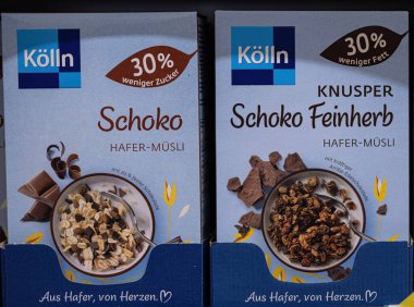 Bu resimde Koelln Schoko Hafer-Müsli ambalajında yulaf lapaları ve çikolata ayrıntıları yer alıyor. - FRANKFURT, Almanya - 21 Mart 2025