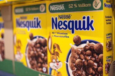 Bu resimde Nestle Nesquik mısır gevreği dolu canlı bir kutu yer alıyor, çocuklar ve kahvaltı meraklılarına hitap eden bir maskot ile eğlenceli tasarımını vurguluyor. - FRANKFURT, Almanya - 21 Mart 2025