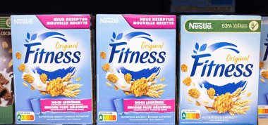 Nestle 'ın orijinal spor gevreği kutuları sergileniyor sağlıklı bir kahvaltı seçimi için beslenme ve lezzeti vurguluyor. - FRANKFURT, Almanya - 21 Mart 2025