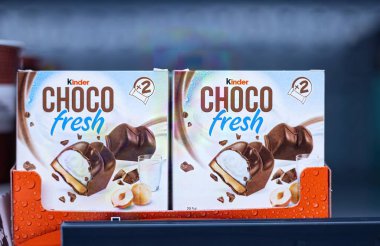 Çikolata kaplı enfes bir Kinder çikolatası kutusu. Çikolata kaplı zevkler sergiliyor. Yumuşak, kremalı bir dolguyla tatmin edici arzular için mükemmel. - FRANKFURT, Almanya - 21 Mart 2025