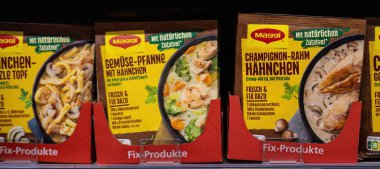 Maggi 's Haehnchen-Spaetzle yemek paketi, meşgul bireyler ve aileler için hazırlanması kolay olan lezzetli bir yemek seçeneğini gösteriyor. - FRANKFURT, Almanya - 21 Mart 2025