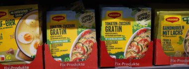 Aile yemeklerinde hızlı ve rahatlatıcı bir garnitür seçeneği olarak tasarlanmış Maggi patates graten paketlerinin cazibeli bir gösterisi. - FRANKFURT, Almanya - 21 Mart 2025