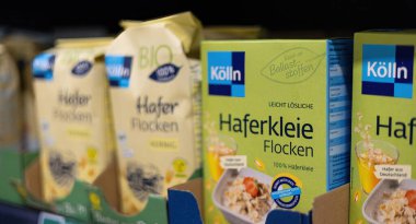 İçinde Koelln yulaf ezmesi bulunan iyi düzenlenmiş bir raf. Beslenme lifleri ve besin değeri yüksek sağlıklı bir kahvaltı seçeneği sunuyor. - FRANKFURT, Almanya - 21 Mart 2025