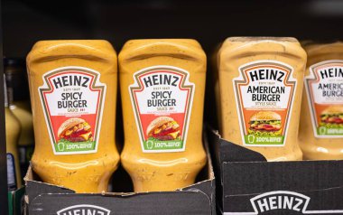 Heinz Amerikan Burger tarzı bir sos şişesi. Her türlü hamburgerin lezzetini arttırmak için birebir. - FRANKFURT, Almanya - 21 Mart 2025