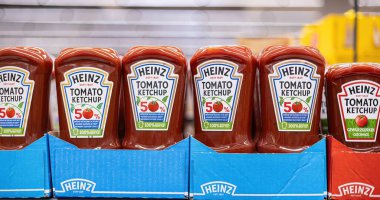 Heinz Domates Ketçapı 'nın çekici bir gösterisi, markanın ünlü ambalajını ve zengin rengini vurguluyor, her mutfak ve baharat koleksiyonu için mükemmel. - FRANKFURT, Almanya - 21 Mart 2025