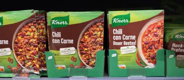 Knorr Bauernpotf yemek paketleri, doyurucu malzemeler ve uygun bir tasarım, evde kolay hazırlanmak için mükemmel. - FRANKFURT, Almanya - 21 Mart 2025