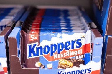 Knoppers Nut Riegel çikolatalarının çekici ve modern ambalaj tasarımlarının yanı sıra zengin çikolata ve fındık aromasını vurgulayan davetkar bir gösterisi. - FRANKFURT, Almanya - 21 Mart 2025