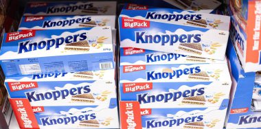 Knoppers Nut Riegel çikolatalarının çekici ve modern ambalaj tasarımlarının yanı sıra zengin çikolata ve fındık aromasını vurgulayan davetkar bir gösterisi. - FRANKFURT, Almanya - 21 Mart 2025