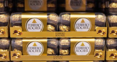 Ferrero Rocher çikolatalarının enfes bir koleksiyonu. Çok güzel paketlenmiş. Lüks çekiciliklerini ve çikolata severler ve kutlamalar için gerekli malzemeleri sergiliyorlar. - FRANKFURT, Almanya - 21 Mart 2025