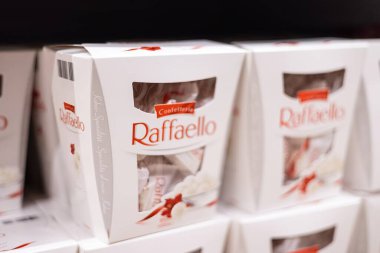 Raffaello 'nun zarif tasarımlarını sergileyen ve kırmızı aksanlı beyaz ambalajları çekici kılan paketlerinin yakın görüntüsü. - FRANKFURT, Almanya - 21 Mart 2025