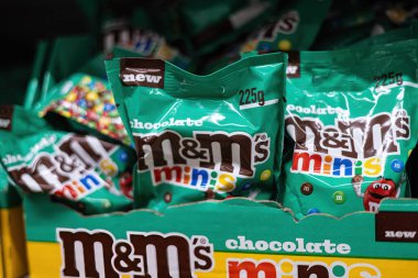 Fıstık MandM 'ler sergilenen parlak sarı ambalaj düzeneği, bu popüler, sevilen şeker şekerinin oyuncu karakterini ve markasını gözler önüne seriyor. - FRANKFURT, Almanya - 21 Mart 2025