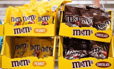 Fıstık MandM 'ler sergilenen parlak sarı ambalaj düzeneği, bu popüler, sevilen şeker şekerinin oyuncu karakterini ve markasını gözler önüne seriyor. - FRANKFURT, Almanya - 21 Mart 2025