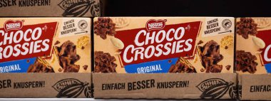 Premium Nestle Choco Crossies kutusu, lezzetli ve dokuları bir araya getiren kıtır kıtır bir çikolata kutusu. - FRANKFURT, Almanya - 21 Mart 2025
