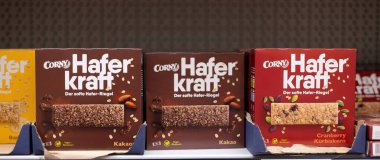 Farklı tatlar sunan Corny Haferkraft yulaf tabakları, herkes için sağlıklı ve lezzetli atıştırmalıklar sunuyor. - FRANKFURT, Almanya - 21 Mart 2025